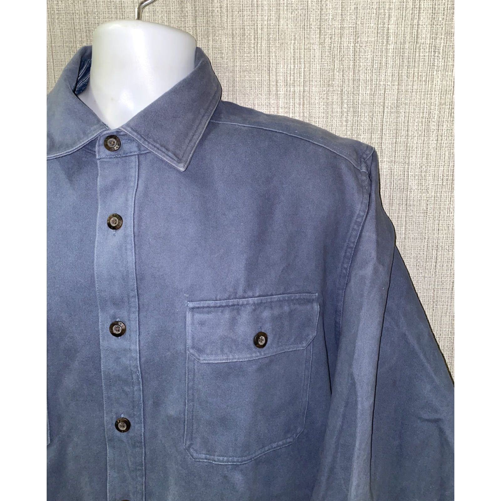 Levi's Levi's Mens Blue Button-Up Shirt XL Long Sleeve Button-Front Collared Cotton Regular Size Type Regular Mens Size US XL / EU 56 / 4 - 2 Thumbnail
