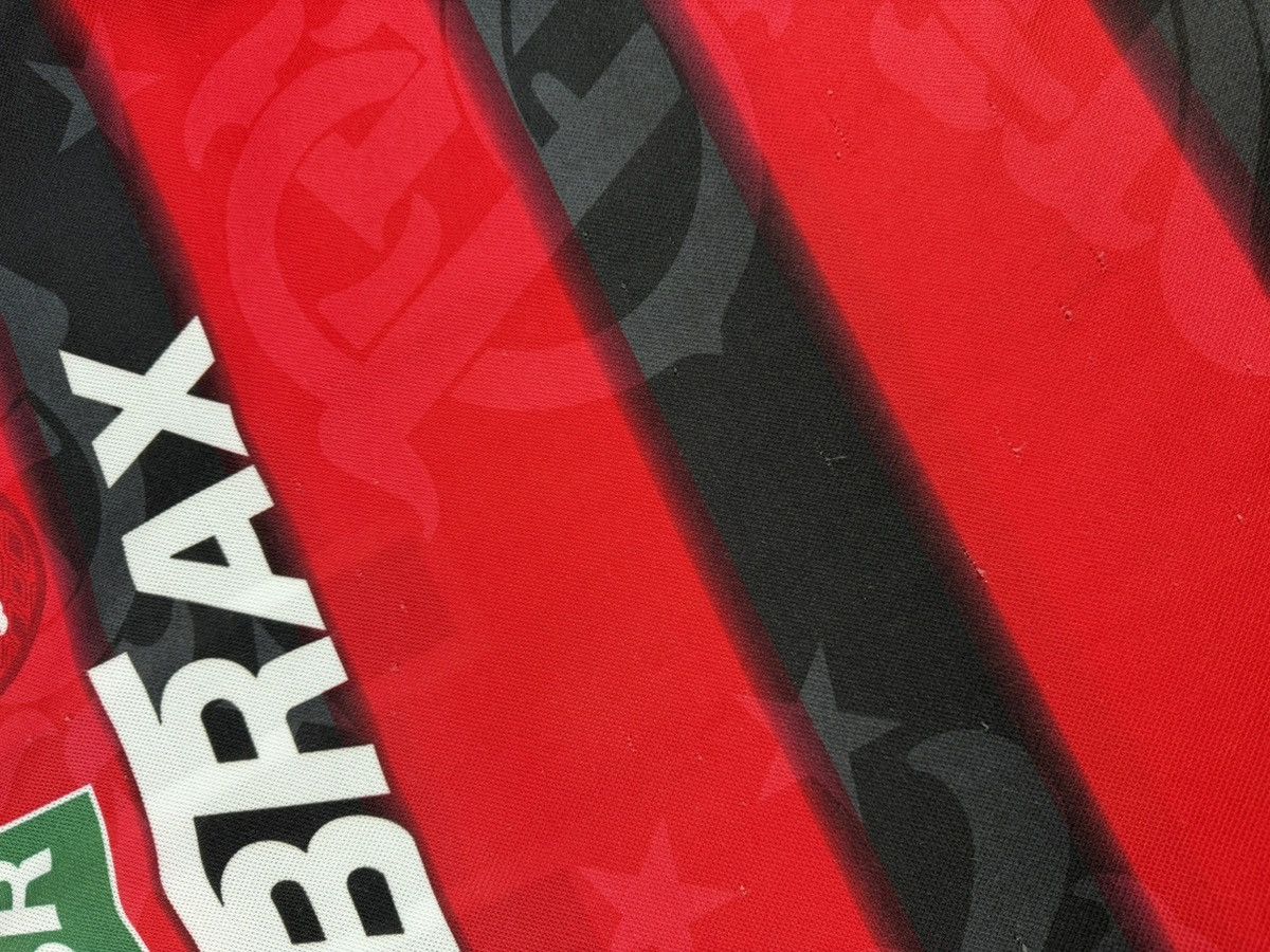 Vintage CR Flamengo Retro Soccer Jersey #11 Petrobras Size XL Size US XL / EU 56 / 4 - 8 Thumbnail