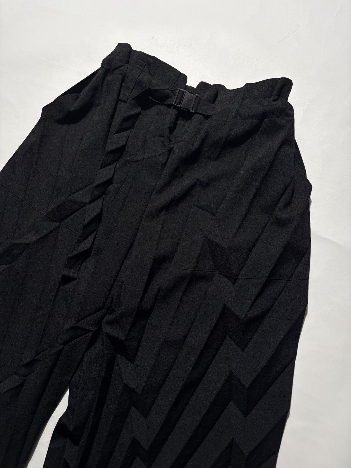 Issey Miyake ISSEY MIYAKE ME TREE PLEATS CROPPED PANTS Size 28" / US 6 / IT 42 - 4 Thumbnail
