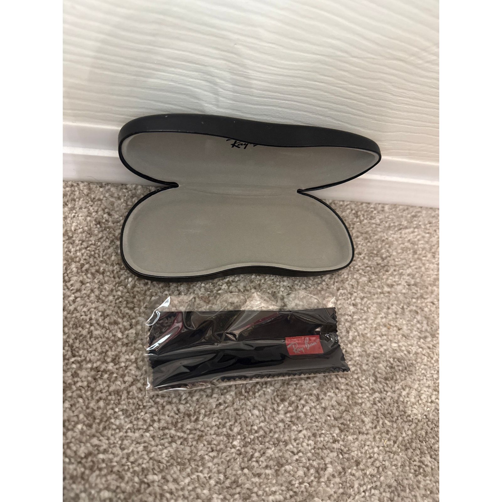RayBan NWOT Ray-Ban Universal Black Hard Case for Glasses & Cloth Size ONE SIZE - 2 Thumbnail