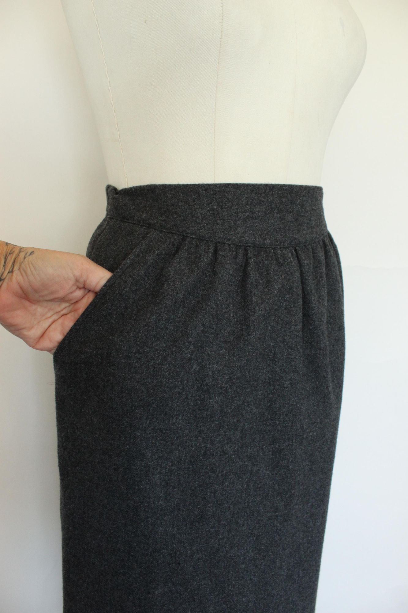 Vintage Vintage 1980s Womens Suit, Russ Gray Wool Skirt And Jacket, Size M / US 6-8 / IT 42-44 - 10 Thumbnail