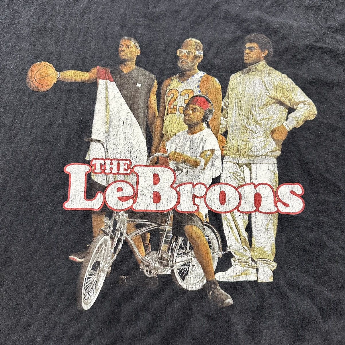 Nike Vintage Nike LeBron James The LeBrons Cartoon Promo T-Shirt Size US XXL / EU 58 / 5 - 2 Thumbnail