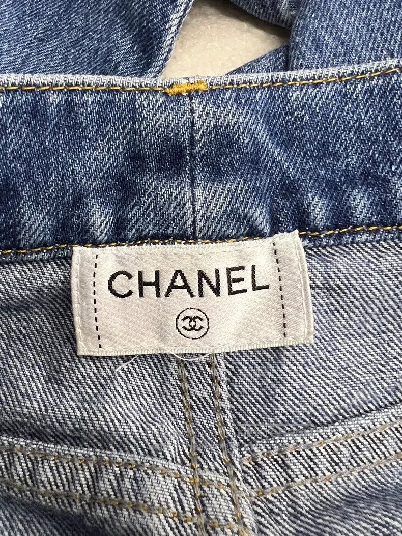 Chanel Chanel 22K blue diamond buckle two-pocket jeans Size 24" / US 00 / IT 34 - 4 Thumbnail