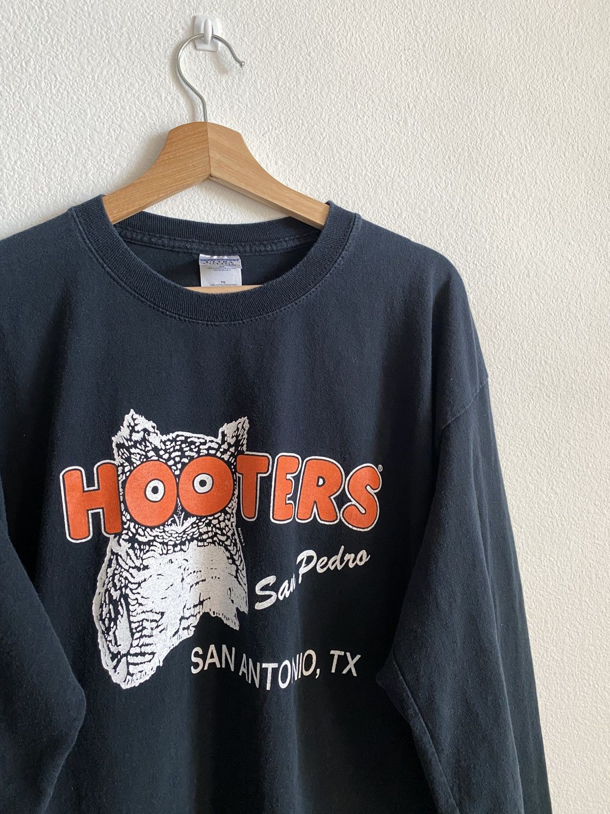 Other Y2K Hooters Restaurant Tee Size US XL / EU 56 / 4 - 3 Thumbnail