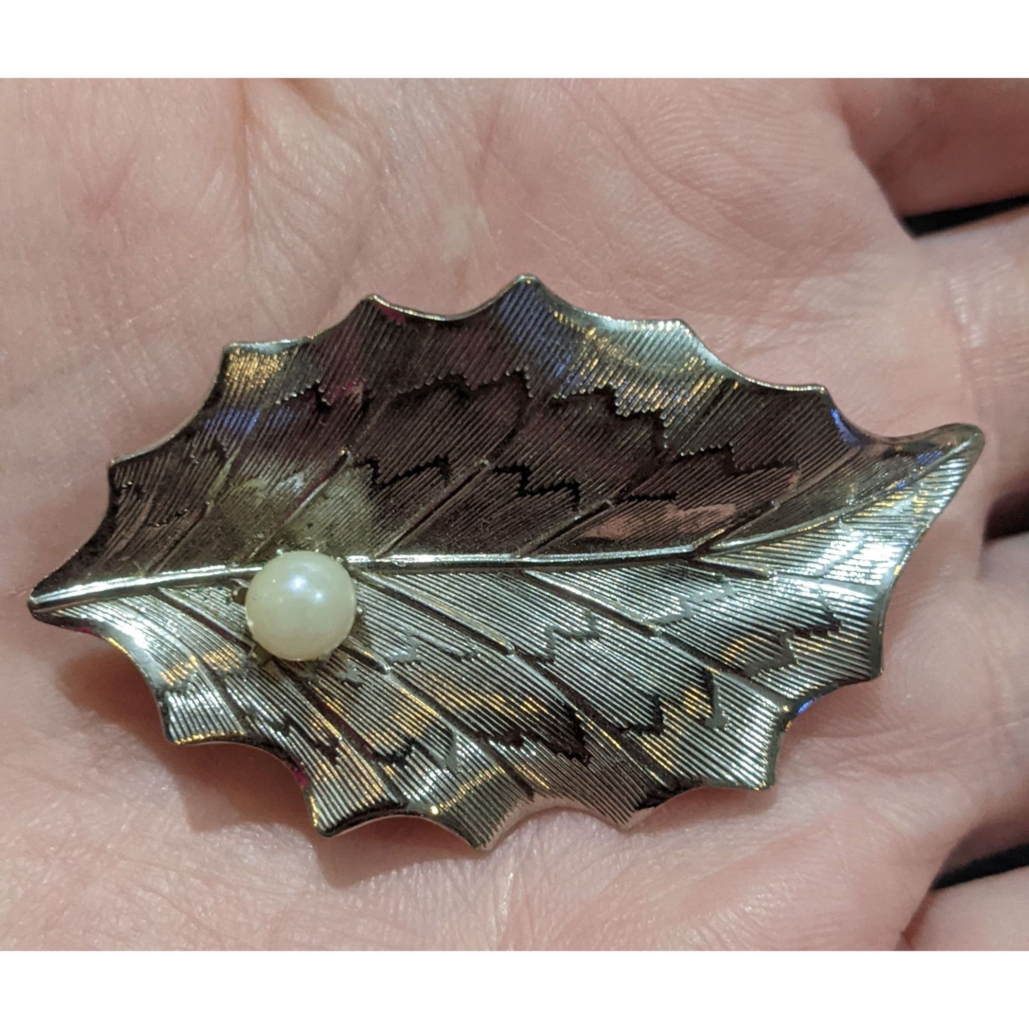 Other Vintage Oak Leaf Silver Tone Brooch With Faux Pearl Accent Size ONE SIZE - 1 Thumbnail