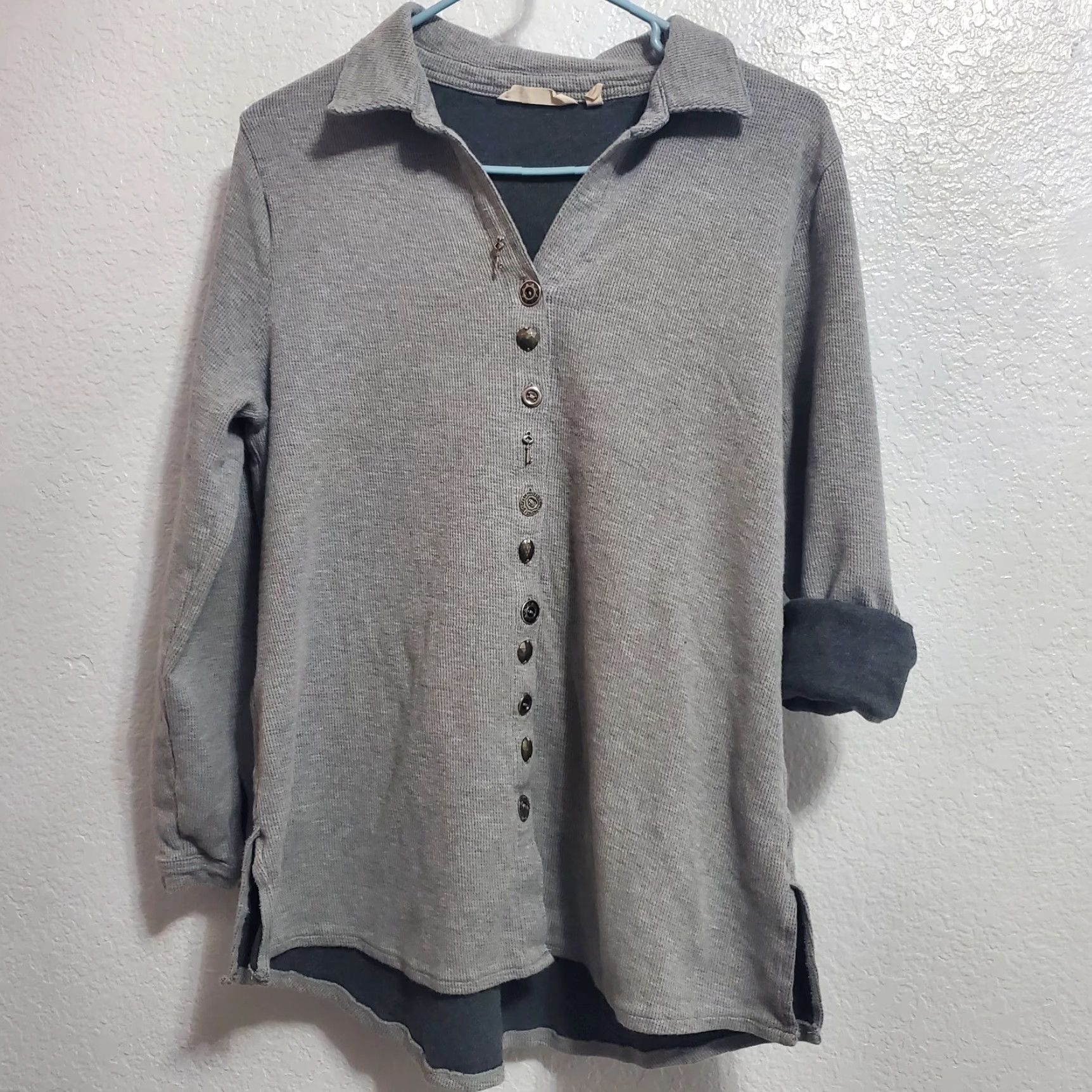 Soft Surroundings VINTAGE Soft Surroundings Top Women L Gray Waffle Knit Novelty Buttons Roll Tab Sleeve Size L / US 10 / IT 46 - 2 Thumbnail