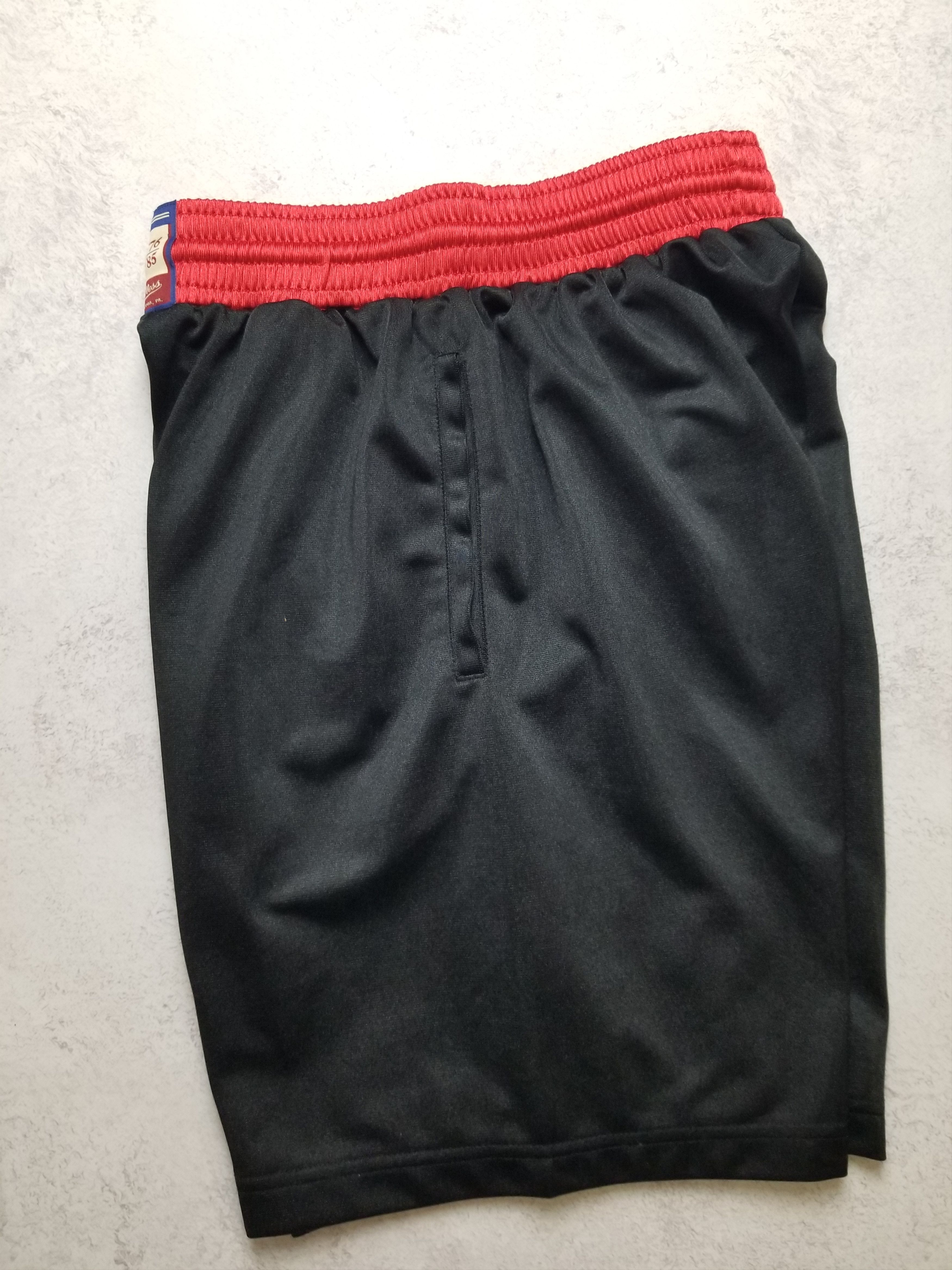 Mitchell & Ness NBA Team Heritage Chicago Bulls 1975 Shorts Size S Size US 30 / EU 46 - 2 Thumbnail