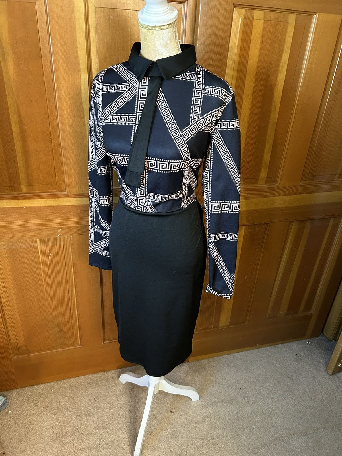 Designer × Other NWT, Lavishly Paris Women’s Sirianni V-Neck Midi Dress. Size M / US 6-8 / IT 42-44 - 5 Thumbnail