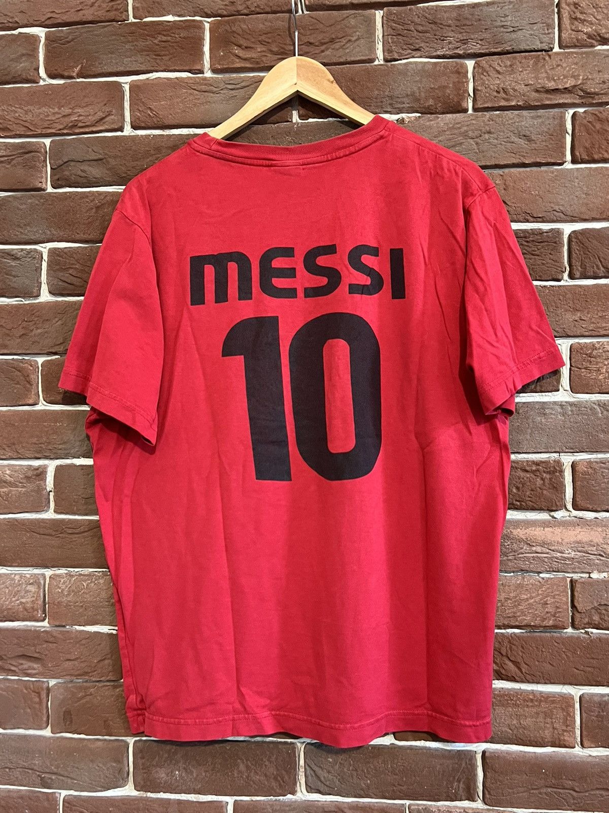 Nike Rare Vintage FC Barcelona 00s Red Messi Nike Swoosh Tshirt Size US L / EU 52-54 / 3 - 2 Thumbnail