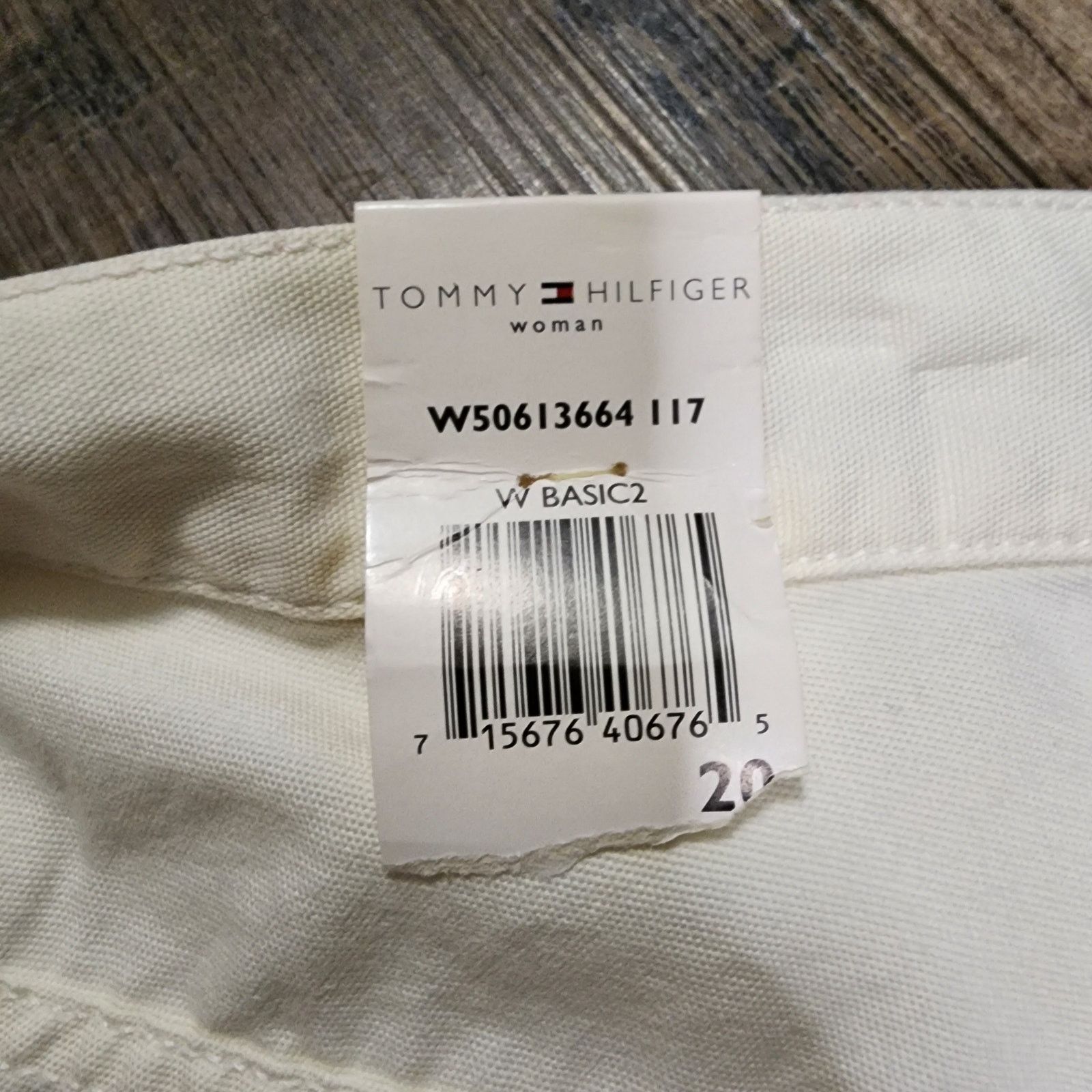 Tommy Hilfiger NWT Tommy Hilfiger womens bermuda shorts offwhite sz20 2369 Size 42" / US 20 - 8 Thumbnail