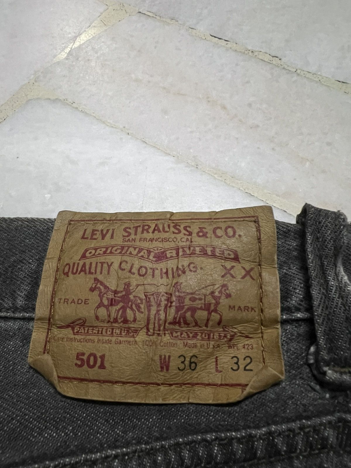 Levi's 💥90’s💥Vintage Levis 501 Faded Made In USA Distressed Jean Size US 35 - 23 Thumbnail
