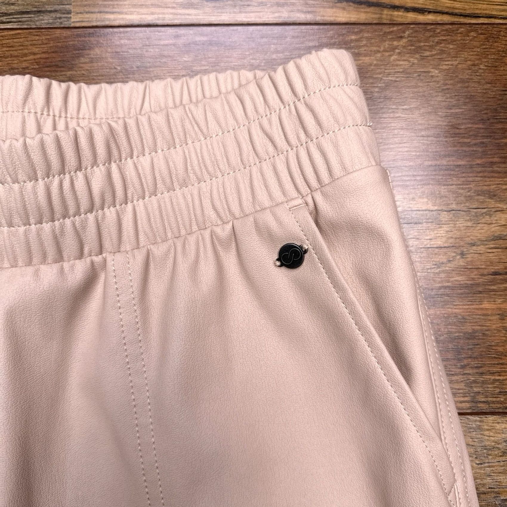 Vintage Calia Coated Jogger Pants Womens S Tan Pull On Elastic Waist Pockets 100% Polyester Athletic Jogger Tapered Inseam 26in Size 28" / US 6 / IT 42 - 4 Thumbnail