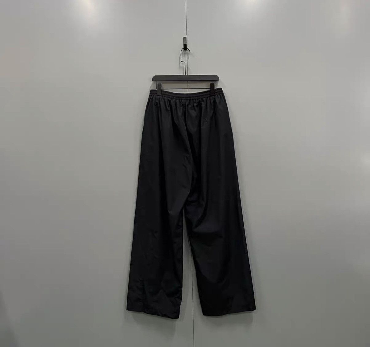 Balenciaga Balenciaga Black Letter Printed Elastic Waist Pants J41 Size US 32 / EU 48 - 2 Thumbnail