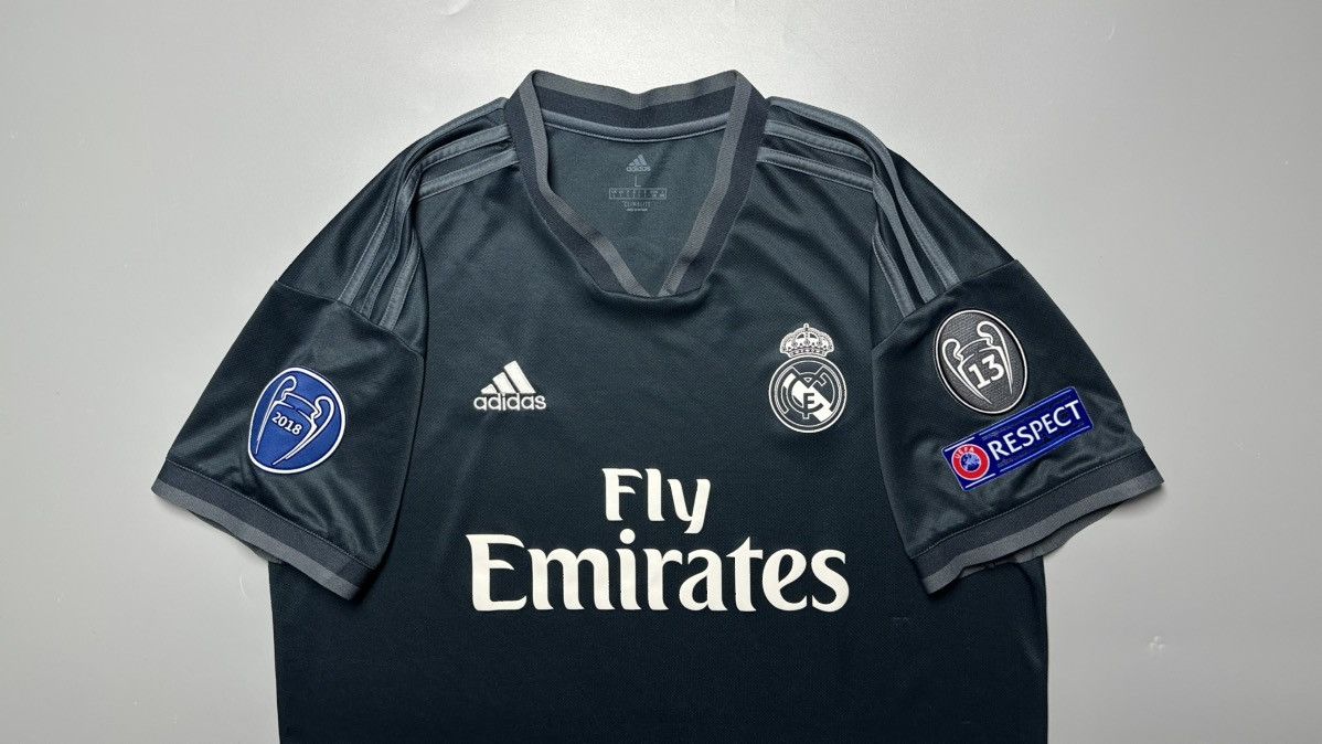 Vintage REAL MADRID ADIDAS 2018/2019 FOOTBALL AWAY JERSEY #9 BENZEMA Size US L / EU 52-54 / 3 - 3 Thumbnail