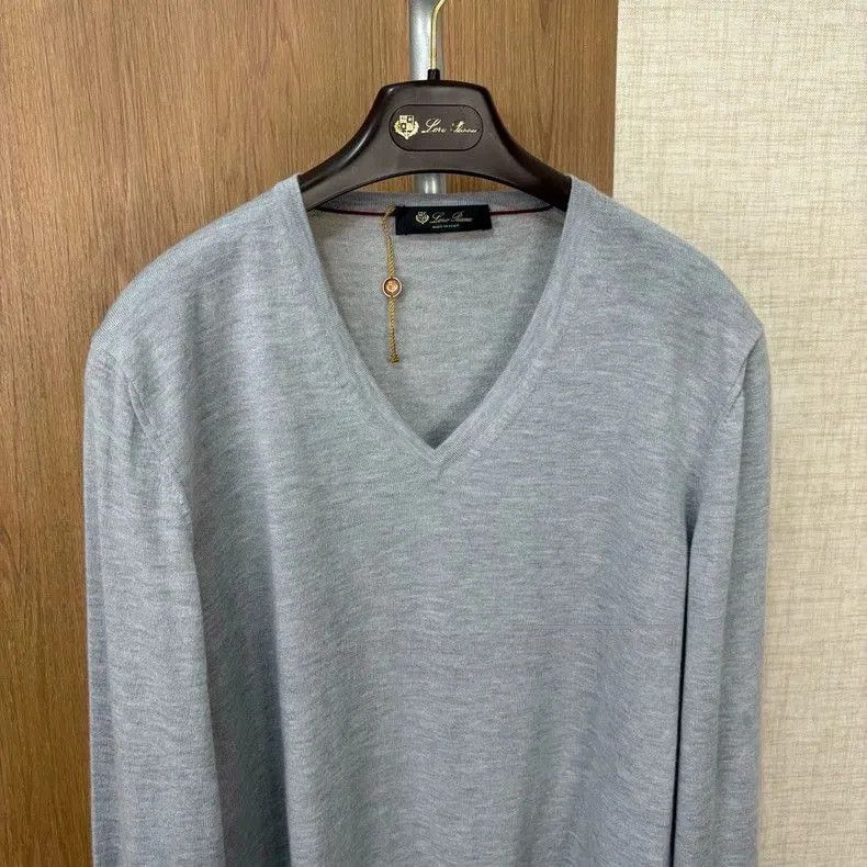 Loro Piana Loro Piana V-Neck Cashmere Sweater. Size US M / EU 48-50 / 2 - 2 Thumbnail