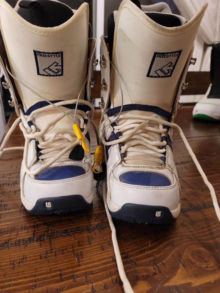 Designer Burton Freestyle snowboarding boots Size ONE SIZE - 1 Thumbnail