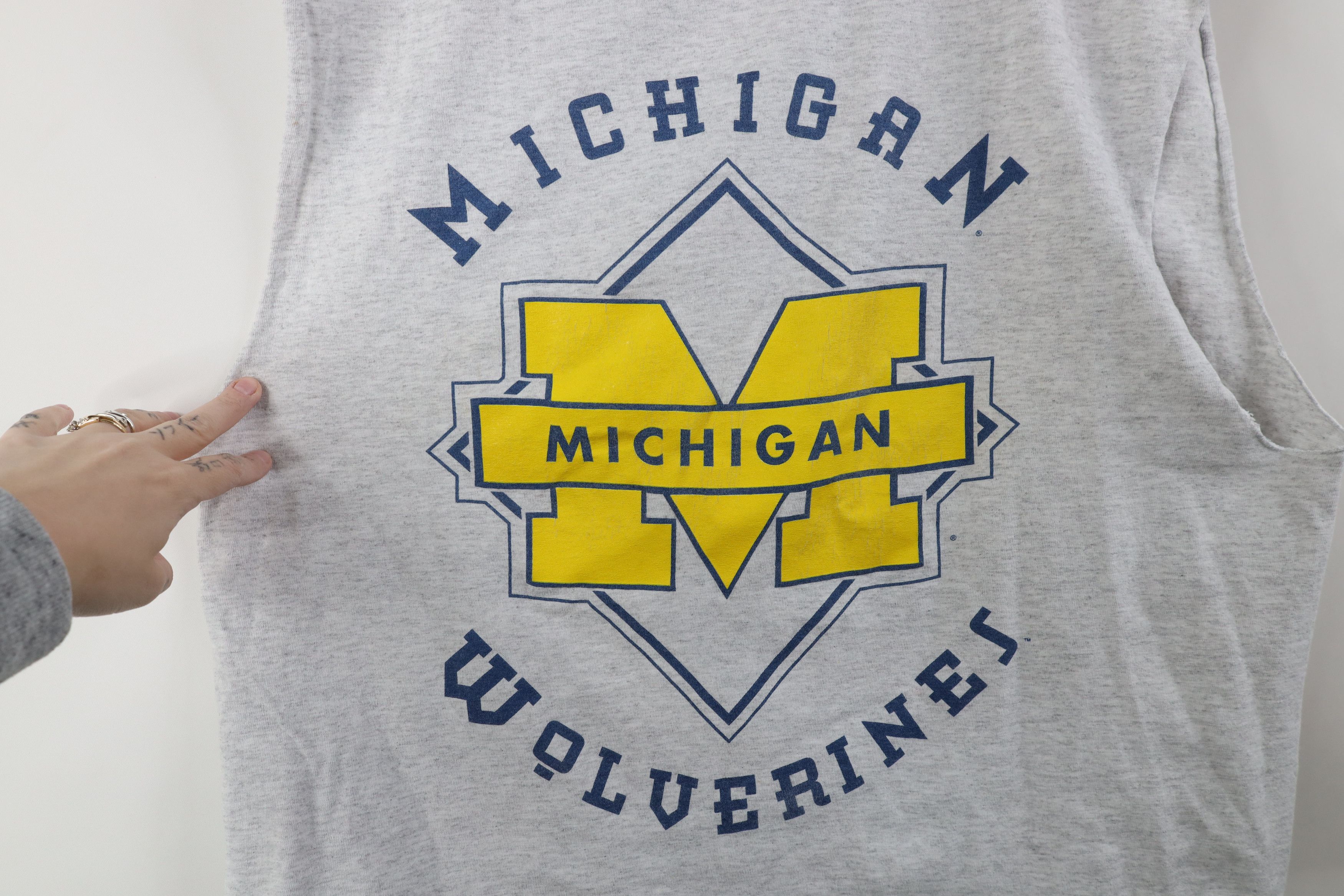 Vintage Vintage 90s Cropped University of Michigan T-Shirt Gray USA Size XL / US 12-14 / IT 48-50 - 4 Thumbnail