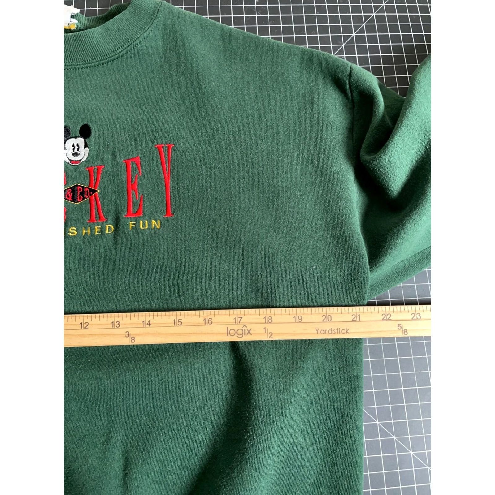 Mickey & Co. VINTAGE Mickey & Co. Sweatshirt Adult Large Green 50/50 Embroidered Mickey Mouse VTG Crew Neck Long Sleeve Pullover Regular Fit Men’s Boys? Size US L / EU 52-54 / 3 - 5 Thumbnail