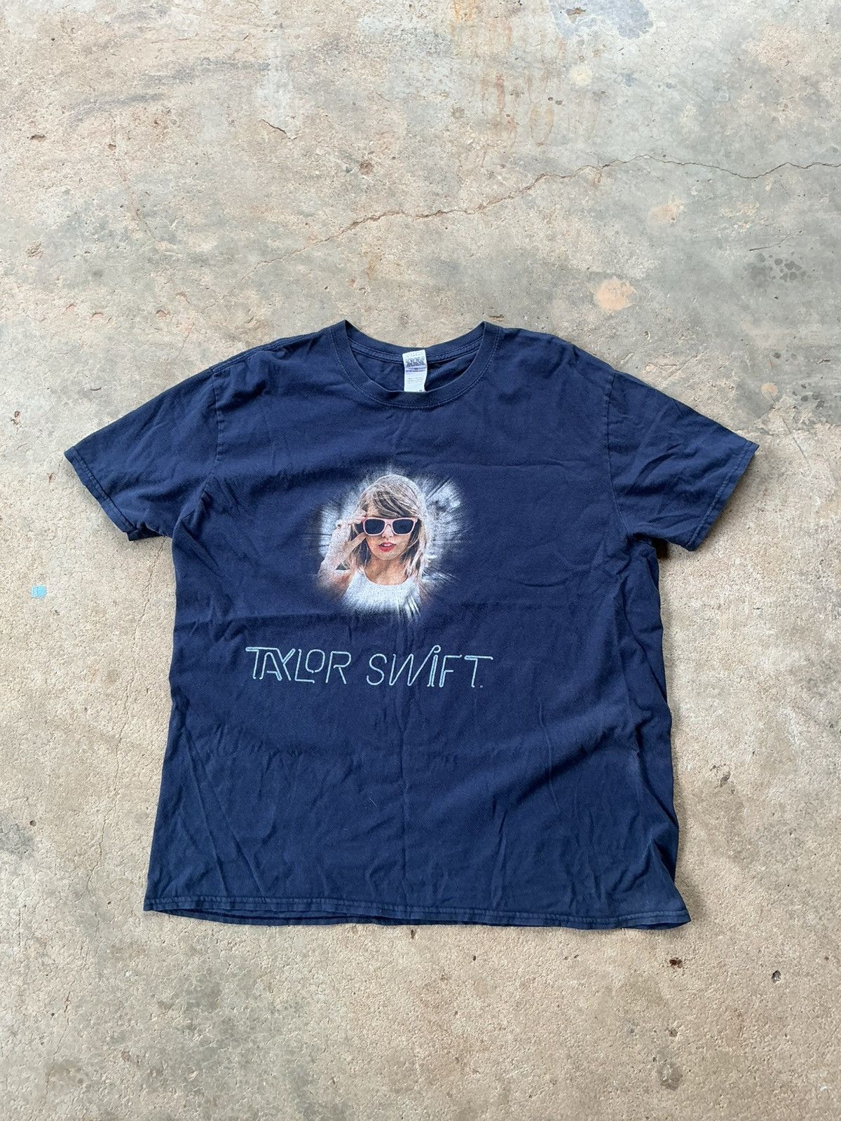 Vintage Vintage Tylor Swift T Shirts Size US XL / EU 56 / 4 - 1 Thumbnail