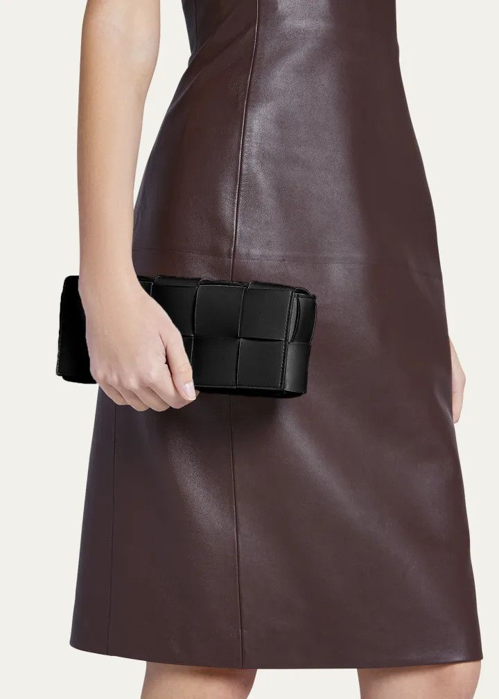 o1loc1c0824 Size: OS / Chain On Pouch in Black