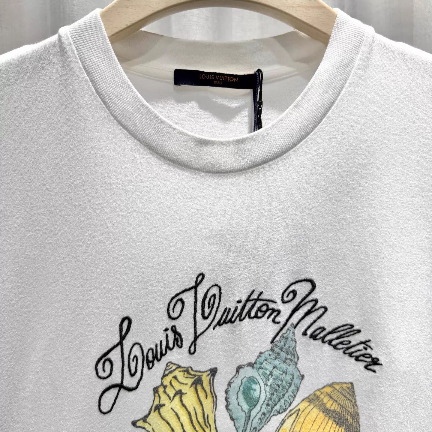 Louis Vuitton LV White S Short Sleeve Tee 99 New Conch Shell Embrd Size US S / EU 44-46 / 1 - 3 Thumbnail