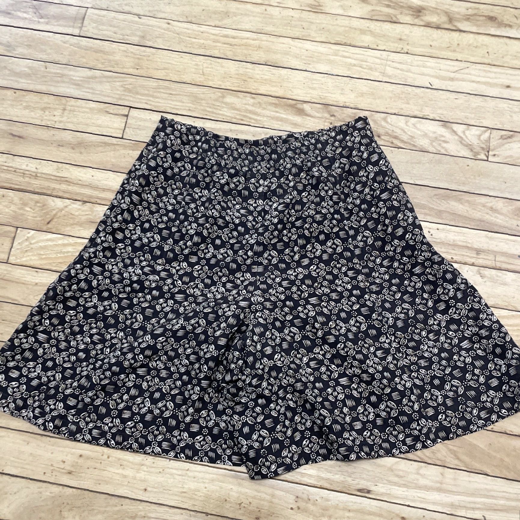 Vintage DANA Silk Floral Geometric Paperbag Shorts Womens 8 Brown Silk 8 Geometric Floral Paperbag Short Womens 8 Brown Size 30" / US 8 / IT 44 - 3 Thumbnail