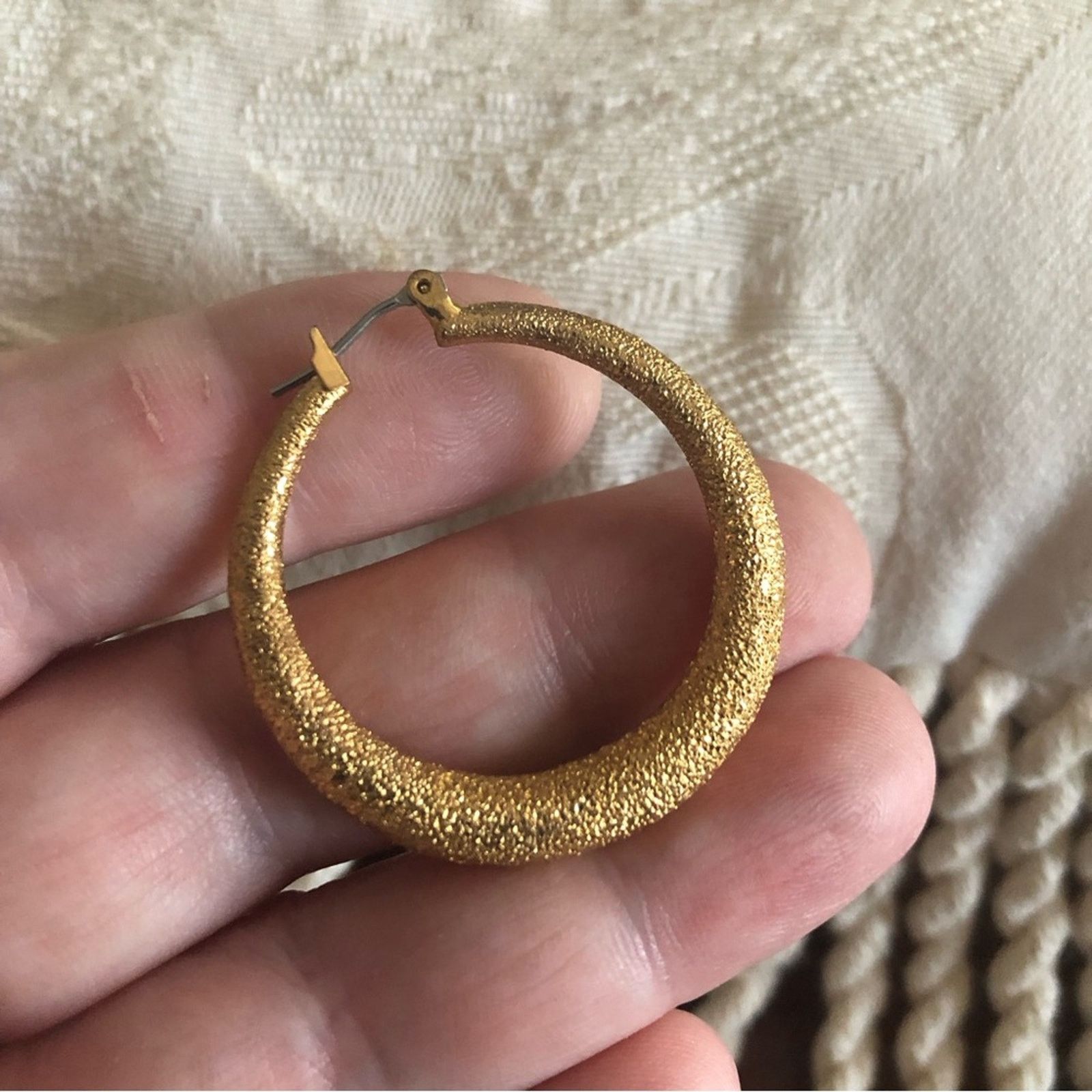 Vintage Vintage textured finish gold hoop pierced earrings Size ONE SIZE - 4 Thumbnail