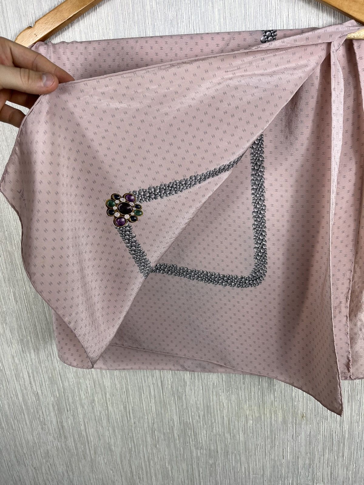Chanel × Vintage Vintage Chanel silk scarf monogram shiny pearls brooch logo Size ONE SIZE - 9 Thumbnail