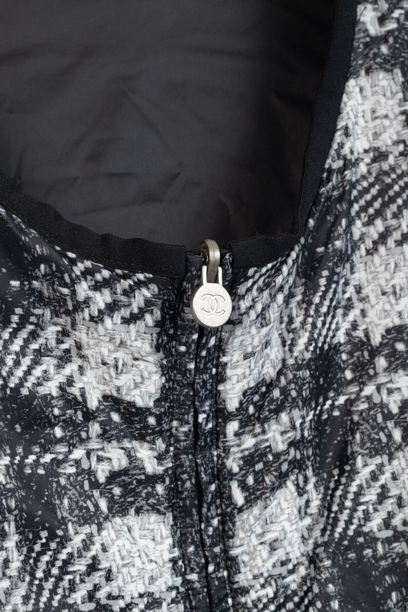 Chanel Chanel Reversible Grey Tweed-Printed & Black Nylon Jacket Size L / US 10 / IT 46 - 15 Thumbnail