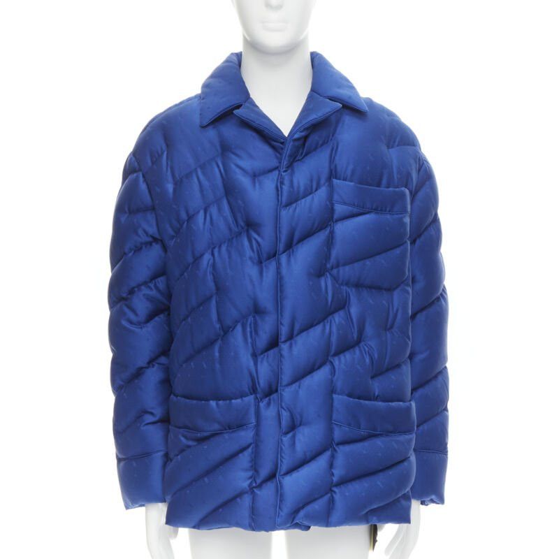 Fendi new FENDI 2021 Runway 100% silk blue logo goose down puffer jacket IT50 L Size US L / EU 52-54 / 3 - 1 Thumbnail