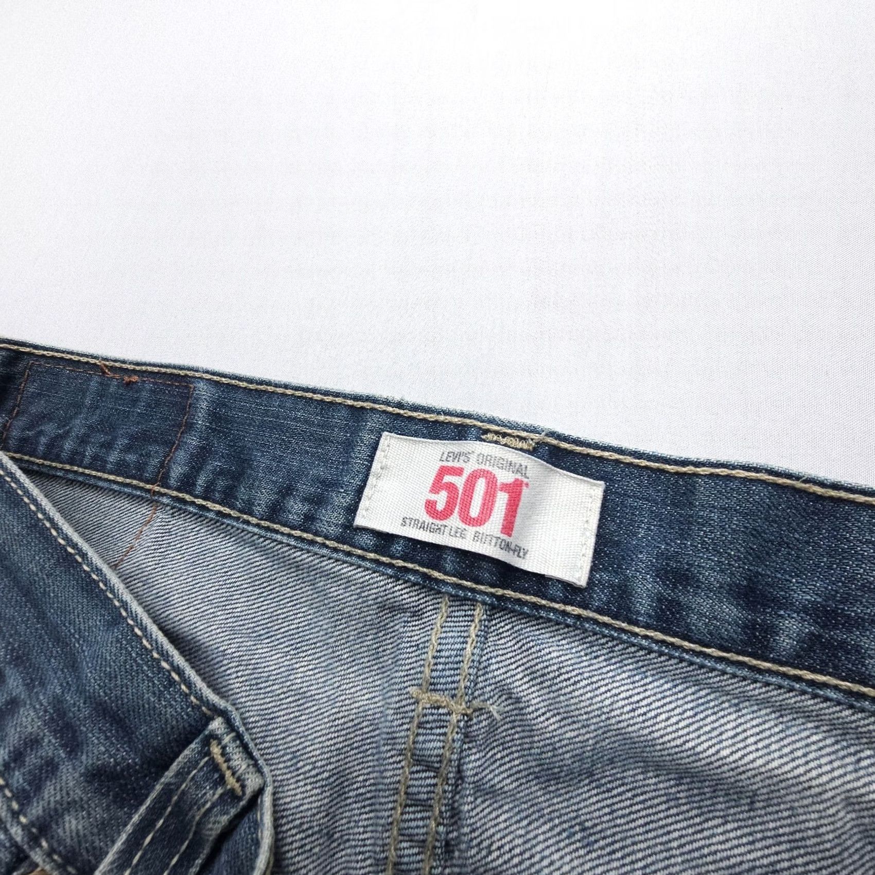 Levi's VINTAGE Levi's 501 Jeans Mens 31 x 30 Dark Wash Blue Y2K 2000s Denim Jeans Mens Leather Patch Button Fly Retro American Classic Size US 31 - 4 Thumbnail