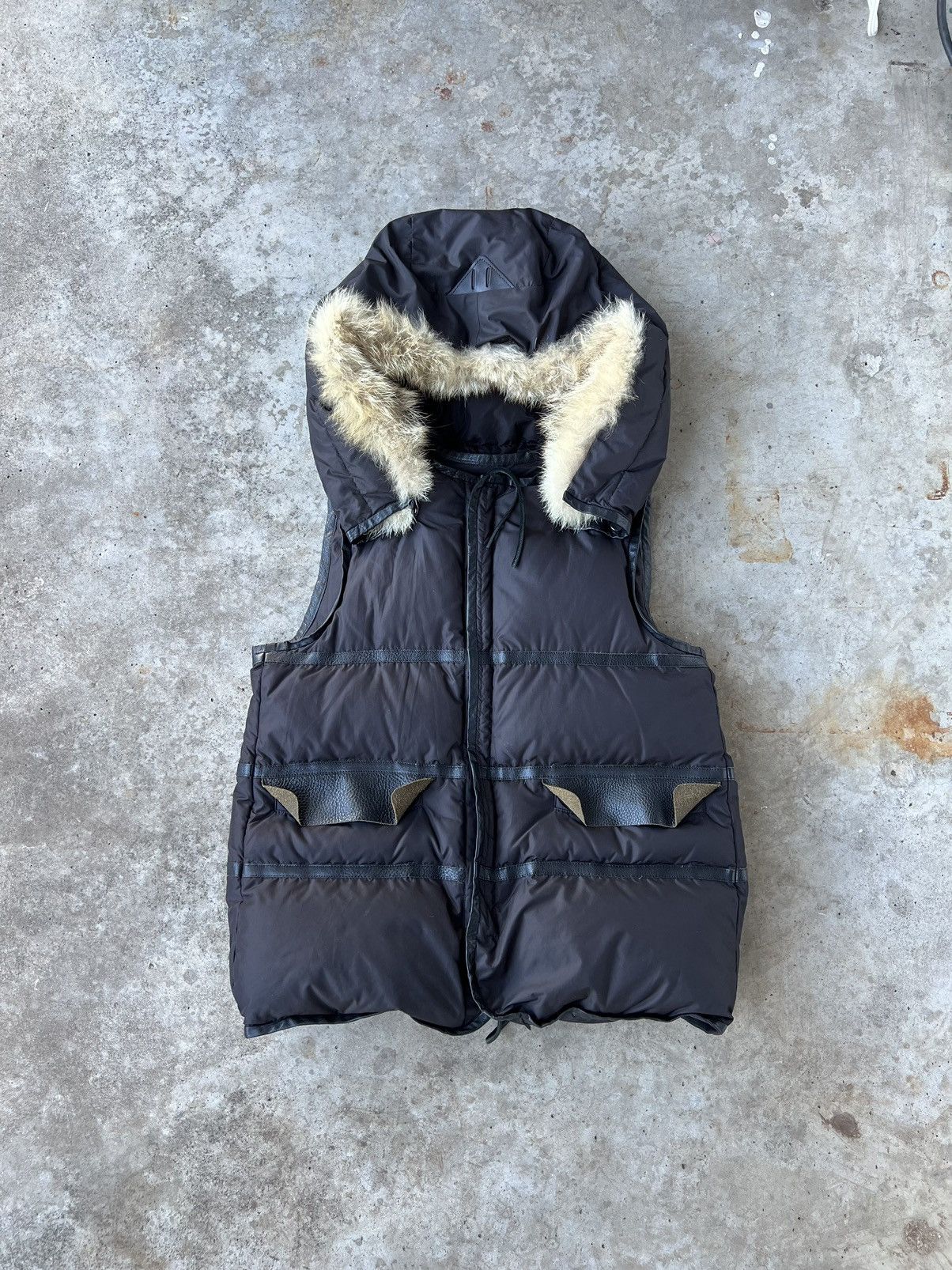 image of Jun Takahashi x Undercover Aw2010 “Avakareta Life” Coyote Fur Lined Vest in Black (Size Small)