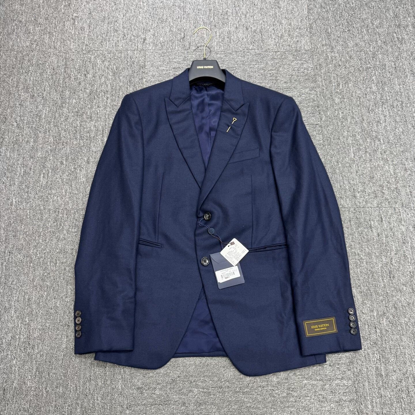 Louis Vuitton louis vuitton navy cashmere suit jacket Size US L / EU 52-54 / 3 - 1 Thumbnail