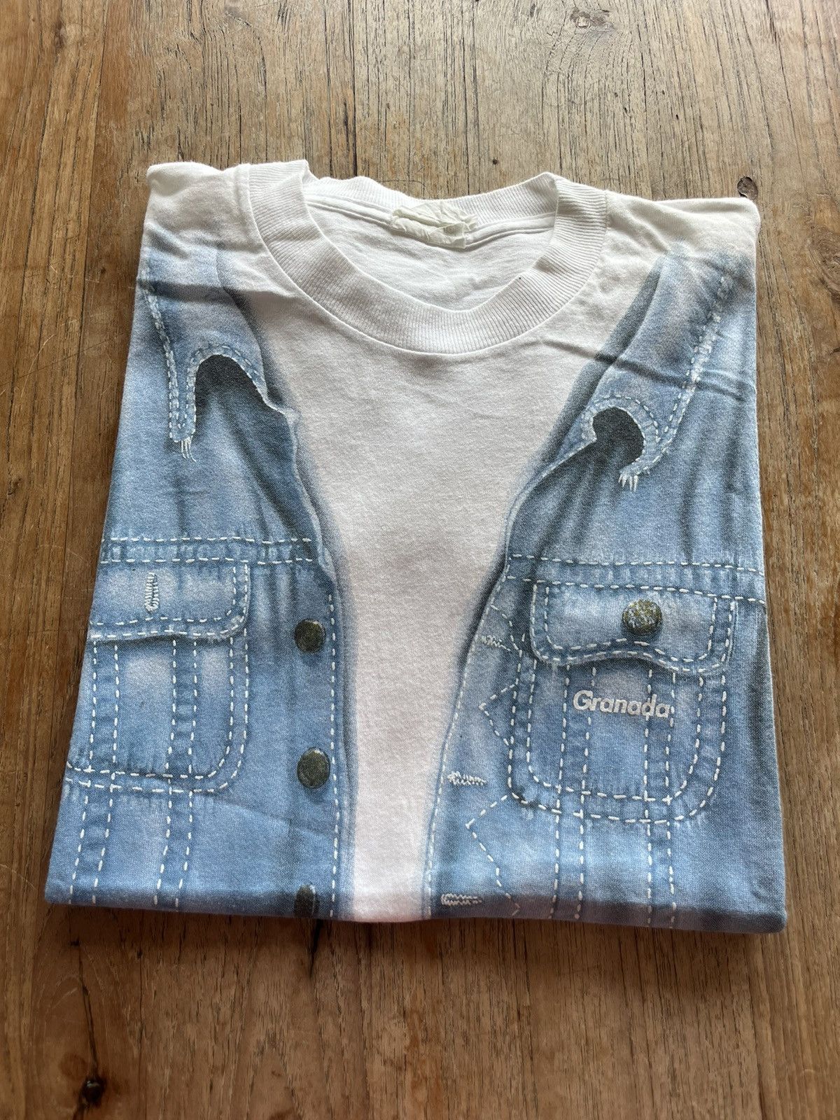 Vintage Vintage Granada Jacket Print Expression Dukoaps 90’s T-shirt Size US S / EU 44-46 / 1 - 1 Thumbnail