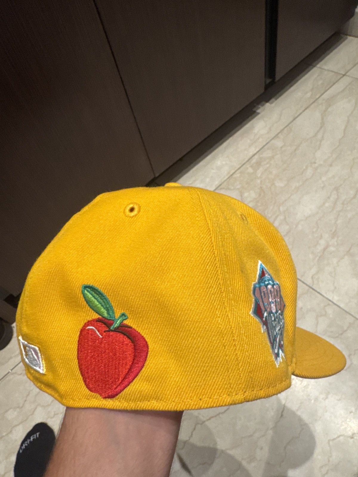 New Era Yankees Yellow Fitted Pink Brim 1999 World Series edition Size ONE SIZE - 3 Thumbnail