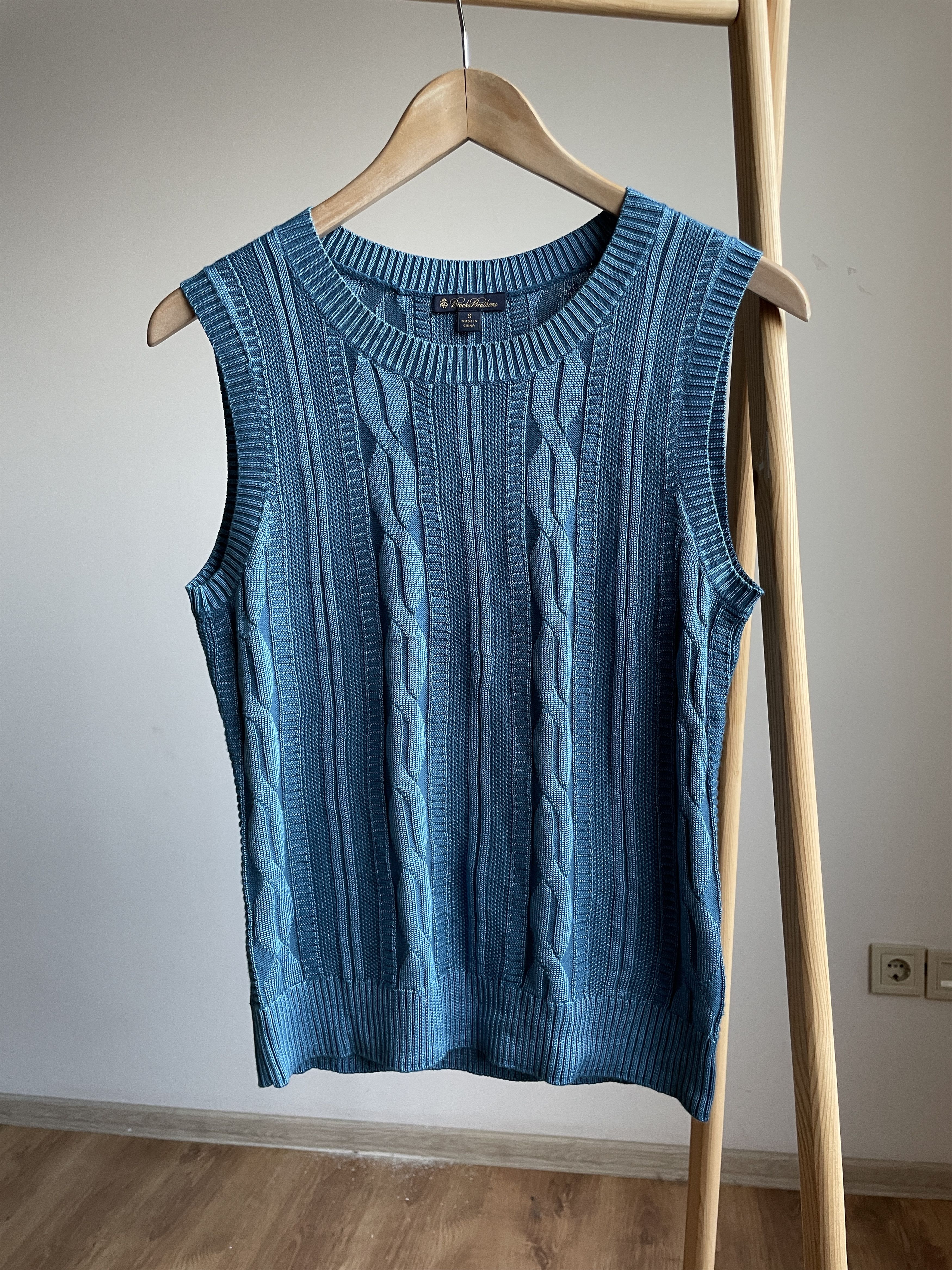 Brooks Brothers Brooks Brothers Womens Cable Knit Cotton/Rayon Vest Sweater Size S / US 4 / IT 40 - 1 Thumbnail