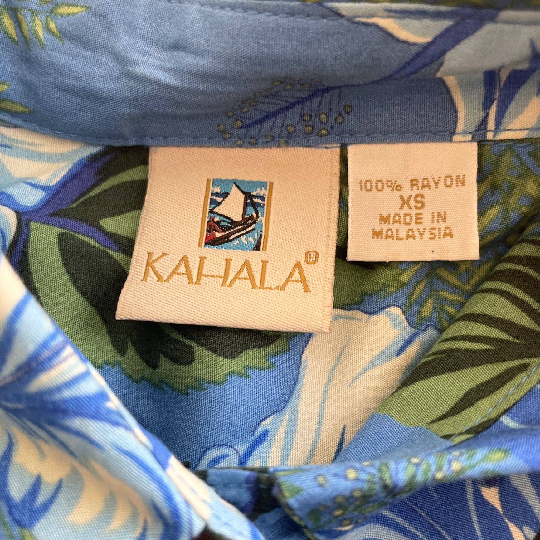 ALOHAS Kāhala Floral Hawaiian Button Up Women’s XS Aloha Hibiscus Palm Blue Multicolor Hawaiian Theme Lightweight Regular Sleeve Short Button Up Size XS / US 0-2 / IT 36-38 - 6 Thumbnail