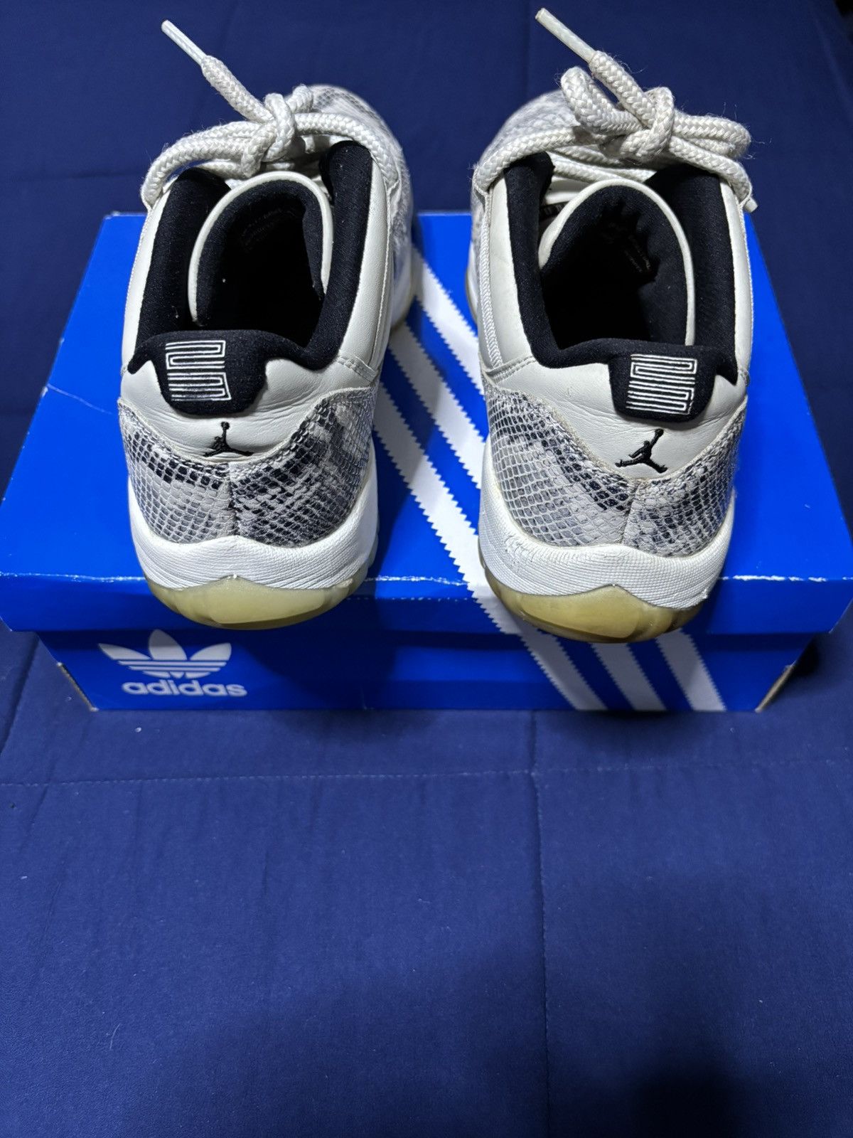 Jordan Brand Jordan 11 Retro Low Light Bone Snakeskin 2019 Size 9 Size US 9 / EU 42 - 4 Thumbnail