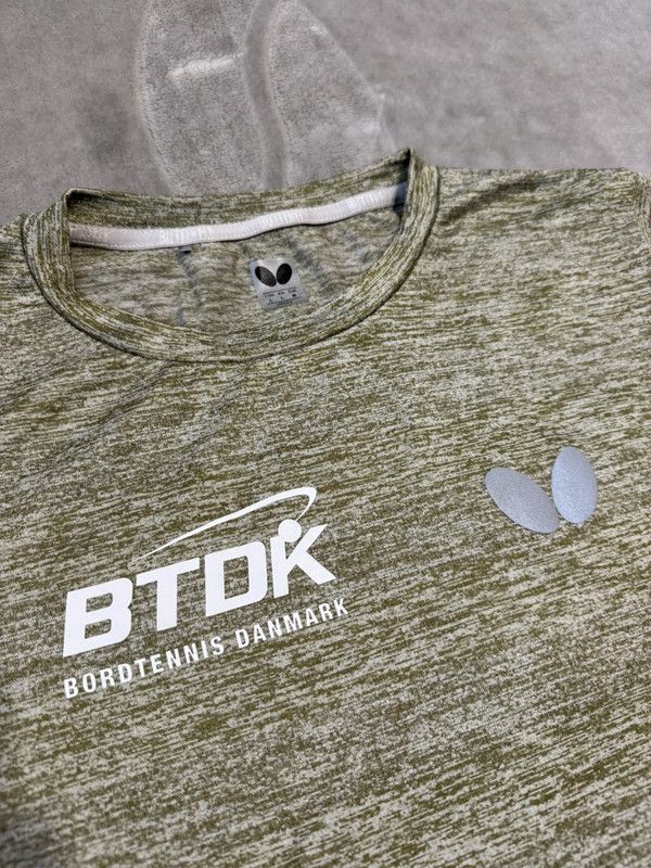 Japanese Brand × Sports Specialties Butterfly Toka Bordtennis Danmark size M tshirt table tennis Size US M / EU 48-50 / 2 - 3 Thumbnail