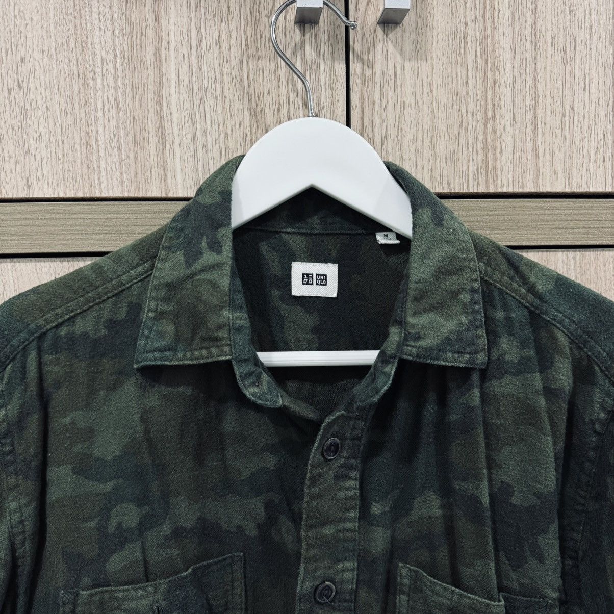 Uniqlo Uniqlo Button Up Camo Shirt Size US M / EU 48-50 / 2 - 4 Thumbnail