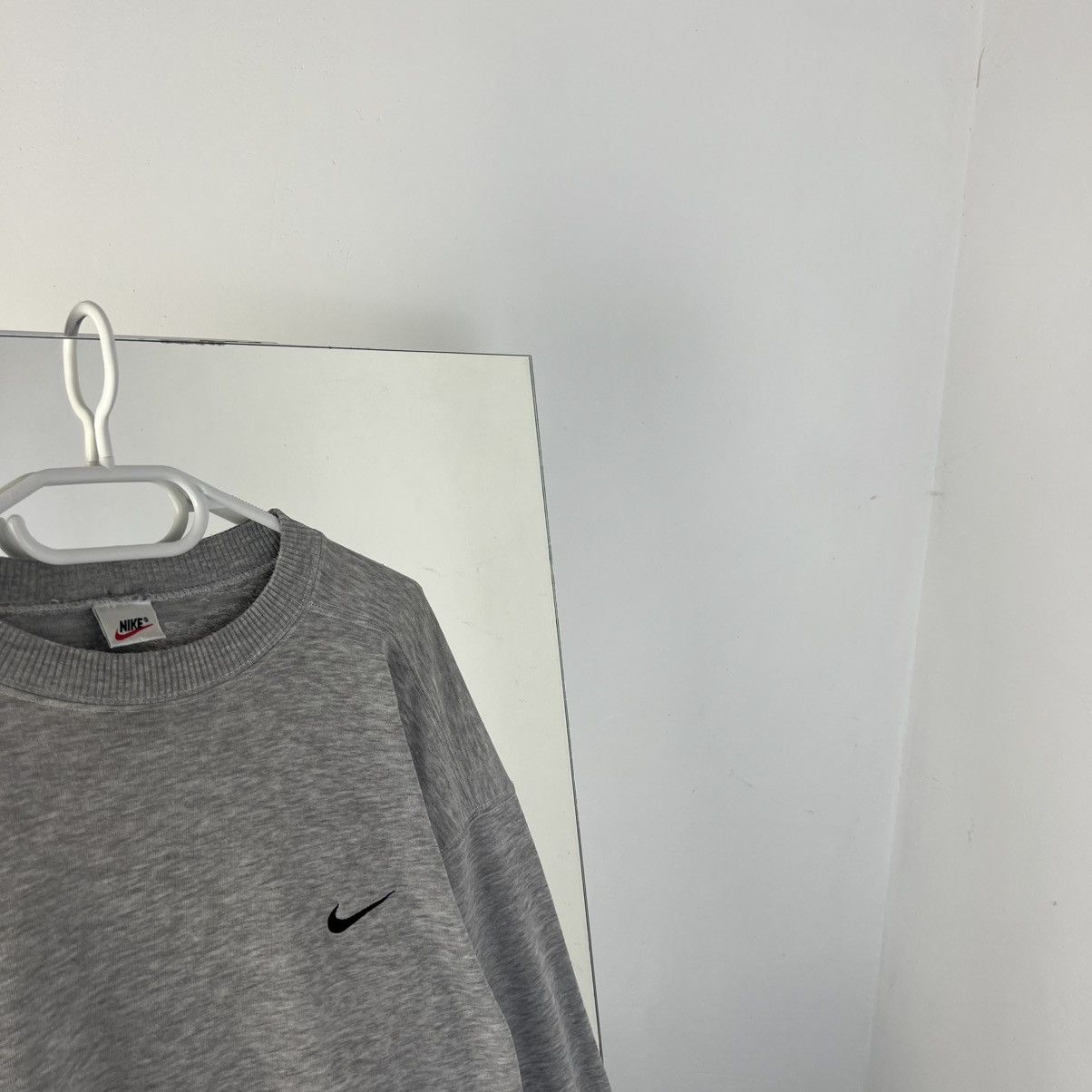 Vintage Vintage Y2K Nike Swoosh Boxy Fit Sweatshirt 90s Style Size US L / EU 52-54 / 3 - 2 Thumbnail