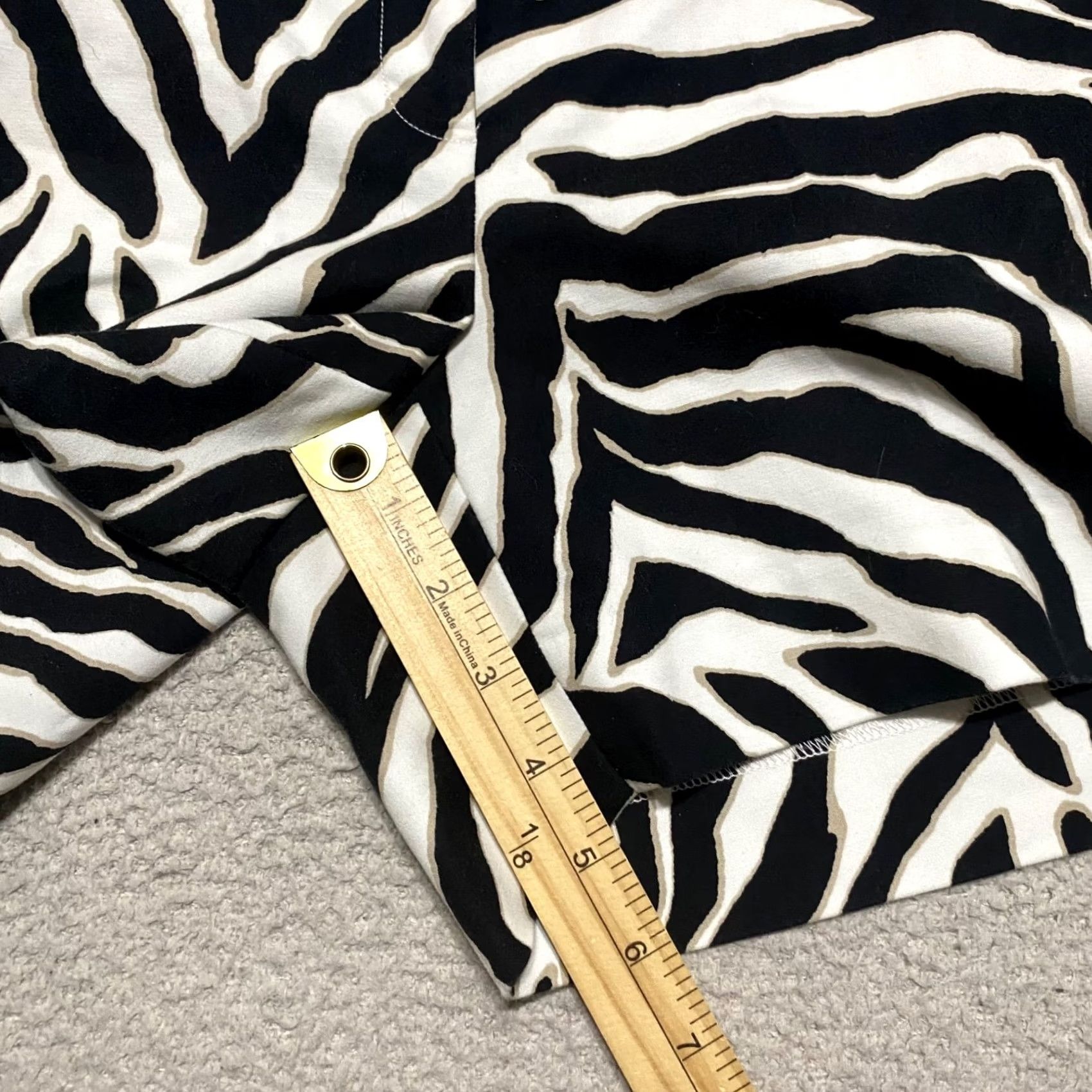 White House Black Market NWT White House Black Market Womens 8 Shorts Gray Chino Zebra Print Inseam 5" Size 30" / US 8 / IT 44 - 2 Thumbnail
