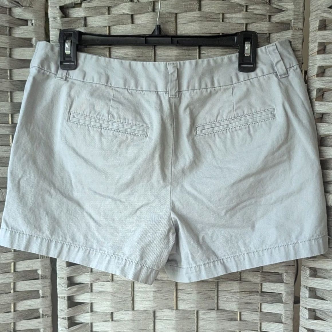 Ann Taylor Ann Taylor LOFT Womens Chino Shorts 4 Inch Inseam Size 6 Light Grey 100% Cotton Regular Front Pockets Casual Summer Spring Mens Womens Girls? Size 28" / US 6 / IT 42 - 2 Thumbnail