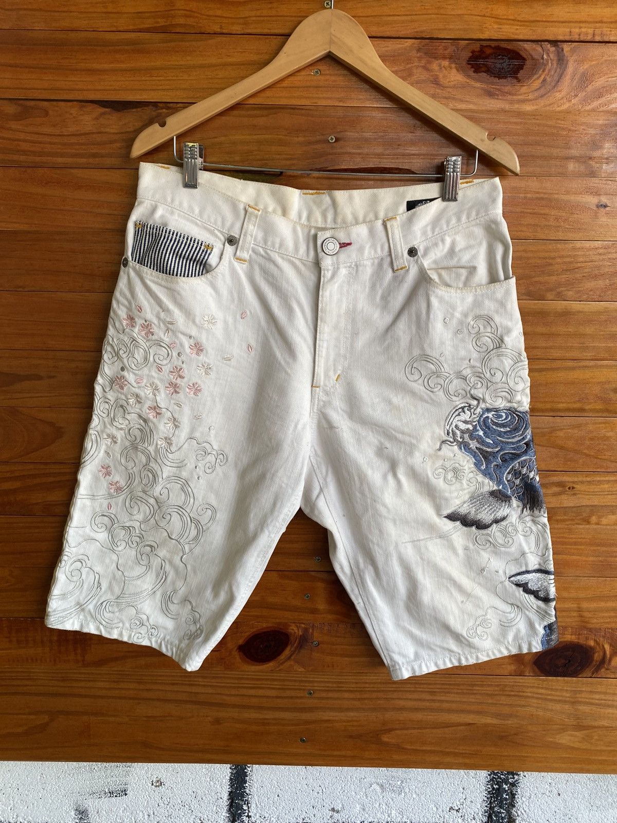 Japanese Brand Namitatsu Japanese Embroidered Koi Fish White Denim Shorts Size US 31 - 3 Thumbnail