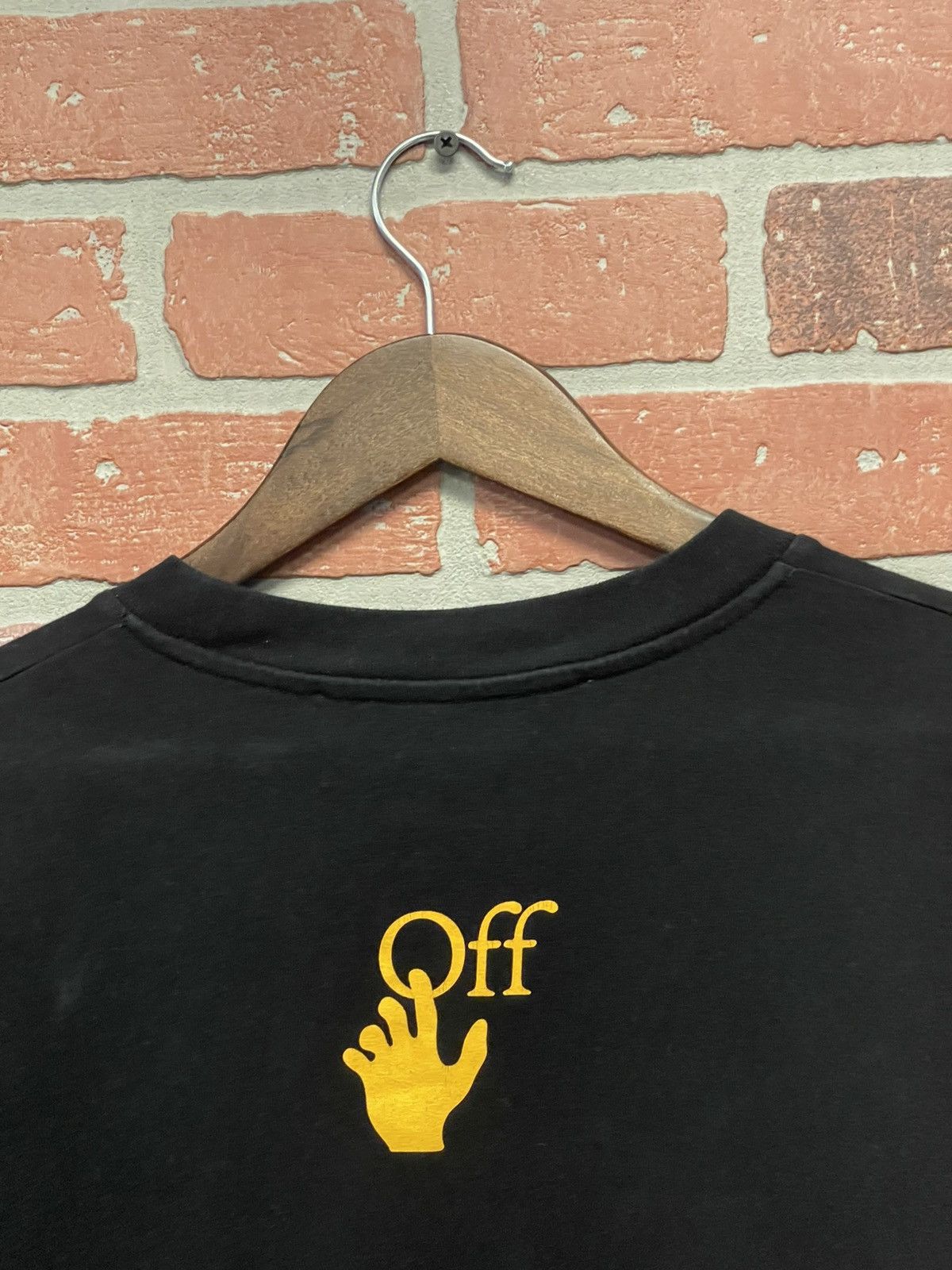 Off-White Size M - Off White Tee Graphic Print Black/Yellow Size US M / EU 48-50 / 2 - 6 Thumbnail