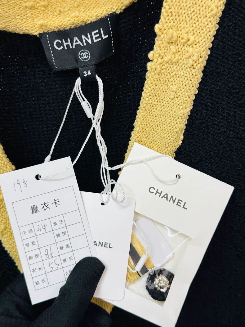 Chanel Chanel Black and yellow color-blocked lion buckle knitted v Size XXS / US 00 / IT 34 - 2 Thumbnail