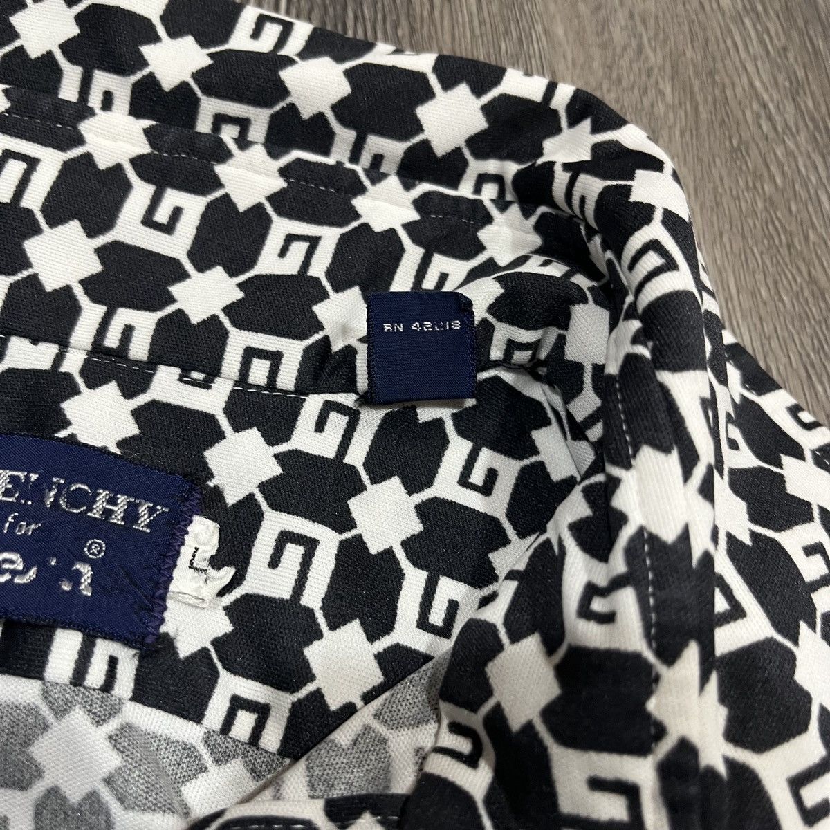 Givenchy 90s Givenchy For Chesa Shirt Monochrome Geometric Logo Size US L / EU 52-54 / 3 - 7 Thumbnail