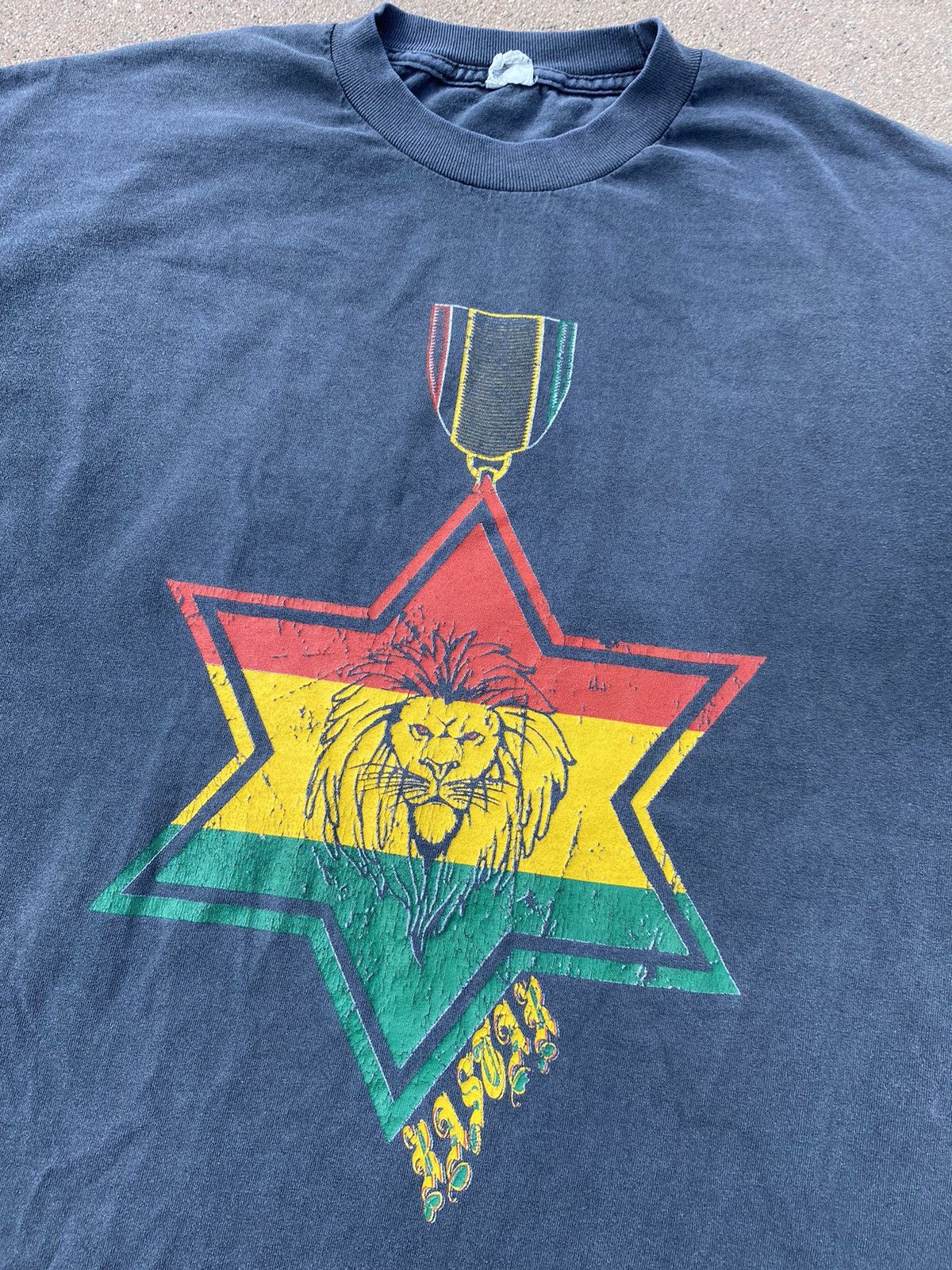 Vintage VINTAGE Rastafarian Lion Medal Tee Size US XL / EU 56 / 4 - 2 Thumbnail
