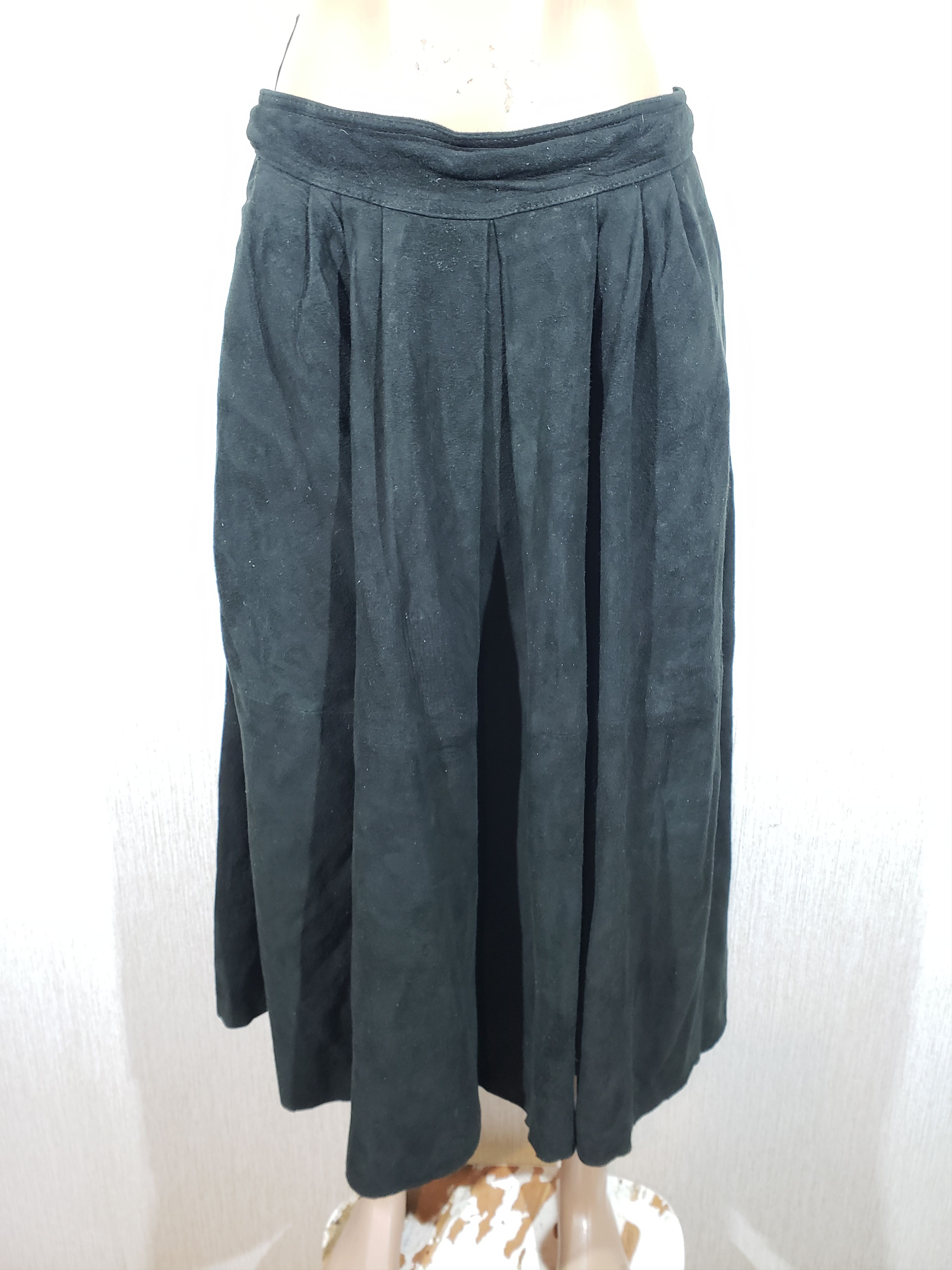 Playful leather skirt.