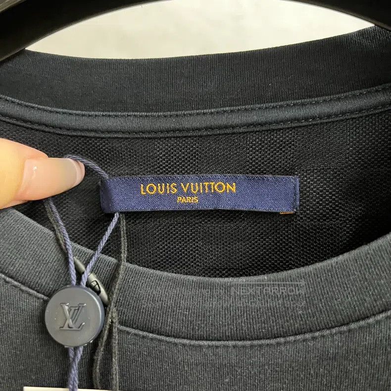 Louis Vuitton Louis Vuitton Black Solid Pocket Embroidered Logo Crew Nec Size US L / EU 52-54 / 3 - 2 Thumbnail